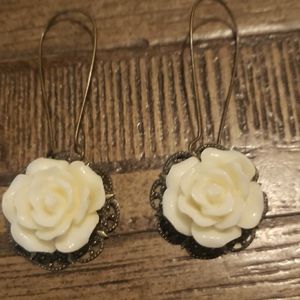 Vintage Gold-tone Plastic White Flower Cluster Dangle Earrings